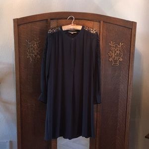 Dress with lace detailing on sleeves